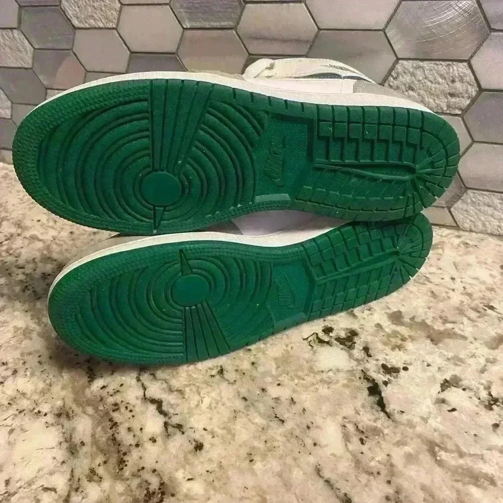 Air Jordan 1 Med SE In Pine Green size 6.5Y - Picture 6 of 8